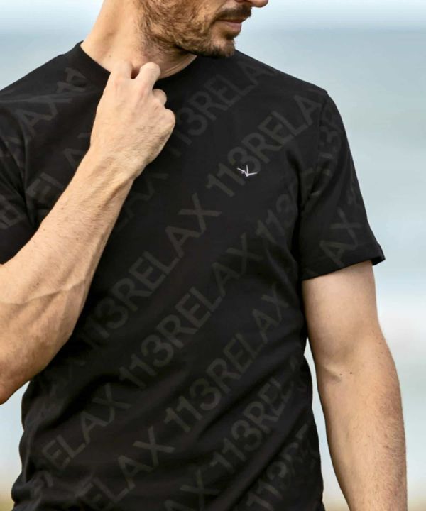 1PIU1UGUALE3 RELAX/ウノピゥウノウグァーレトレ　総柄ロゴ半袖Tシャツ