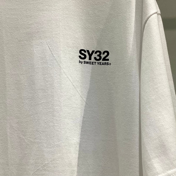 SY32 by SWEET YEARS/エスワイサーティーツーバイスウィートイヤーズ　BACK SLASH BIG LOGO TEE