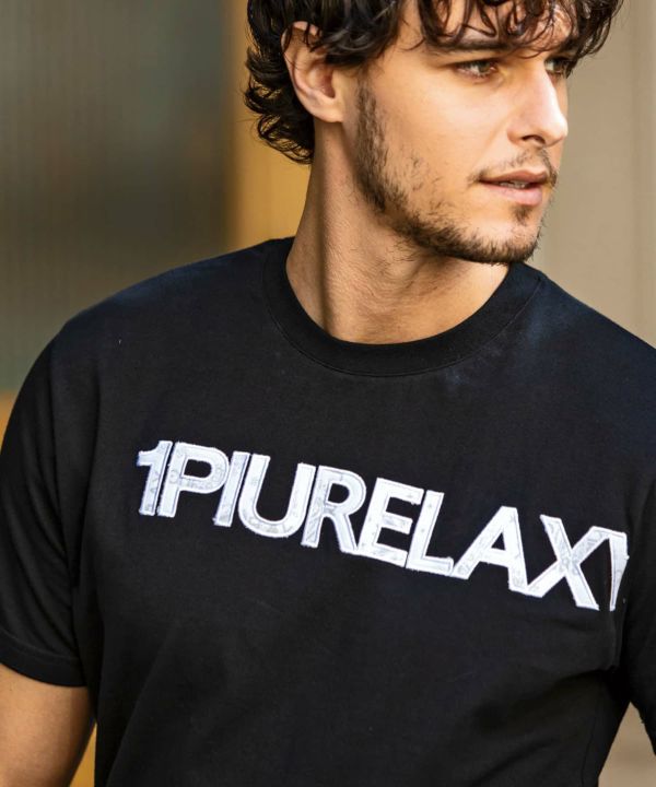 1PIU1UGUALE3 RELAX/ウノピゥウノウグァーレトレ　ペイズリーロゴ半袖Tシャツ