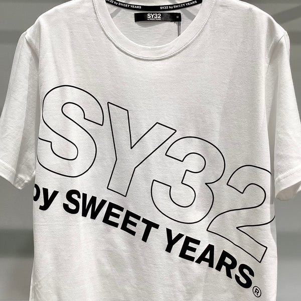 SY32 by SWEET YEARS/エスワイサーティーツーバイスウィートイヤーズ　SLASH BIG LOGO TEE