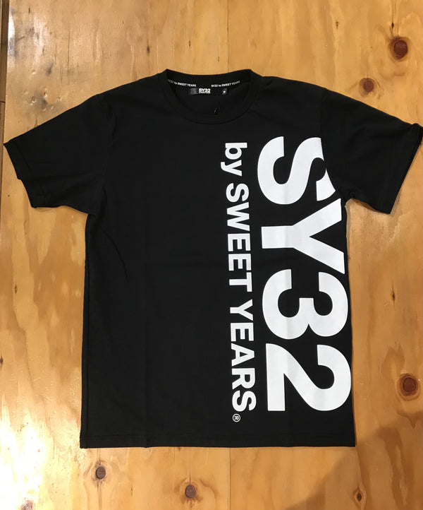 SY32 by SWEETYEARS (エスワイサーティーツーバイスィートイヤーズ) 　VERTICAL LOGO TEE